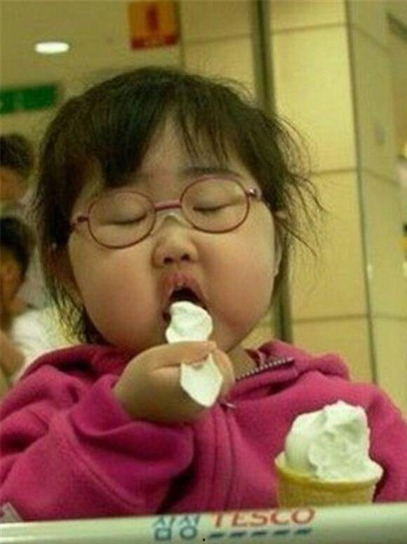 网红弟弟吃瓜图片搞笑视频,笑料百出引网友热议